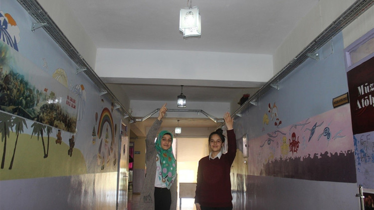 Okullarının elektriğini üretiyorlar