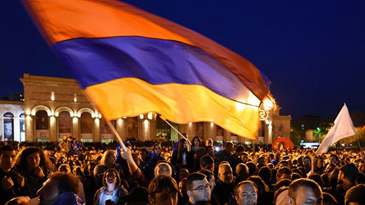 Ermenistan muhalefeti sokaklarda... Sarkisyan kendini Karabağ ile savundu