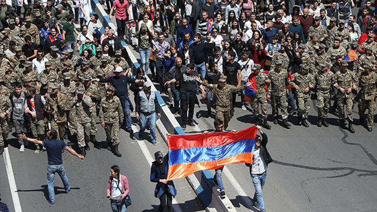 Kalaşnikovdan Sarkisyana: Kanın akmasını önledi