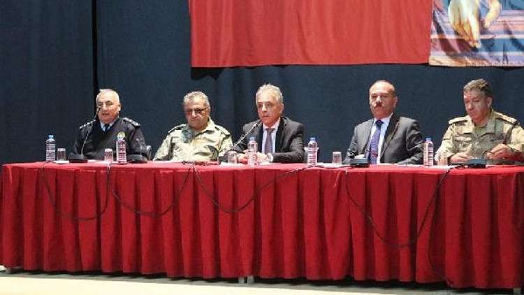 Hakkari valisi Toprak muhtarlarla bir araya geldi Hakkari valisi Toprak muhtarlarla bir araya geldi