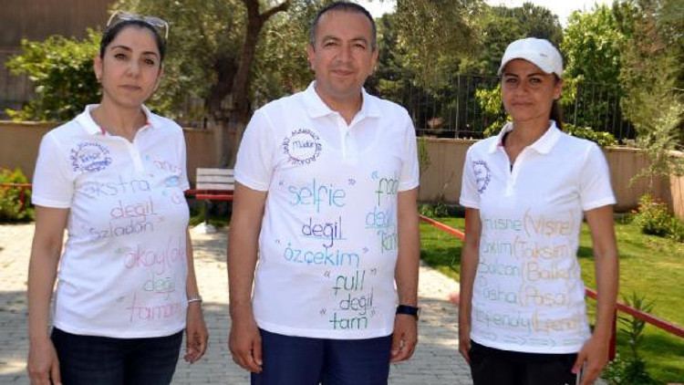 Türkçenin doğru kullanımı için tişört giydiler Türkçenin doğru kullanımı için tişört giydiler