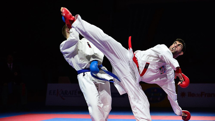 Karatede bir altın bir bronz Karatede bir altın bir bronz