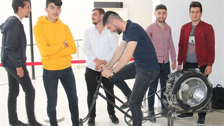 Üniversitelilerden çamaşır yıkayan bisiklet