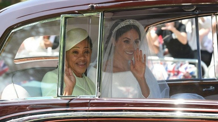 Meghan Markleın gelinliği sosyal medyaya damga vurdu... İşte kraliyet düğünü fotoğrafları Meghan Markleın gelinliği sosyal medyaya damga vurdu... İşte kraliyet düğünü fotoğrafları