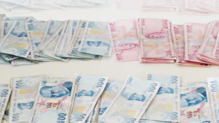 İçi para dolu yastığı yanlışlıkla çöpe attı İçi para dolu yastığı yanlışlıkla çöpe attı