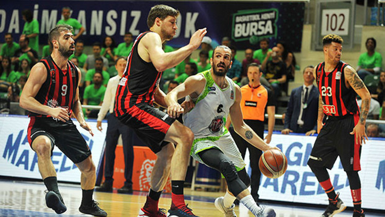 İlk maçta fark attı