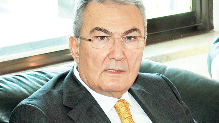 Yürüteçle yürüyor, yemine katılacak