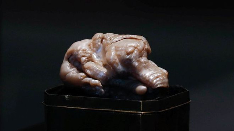 Uyuyan Aslan isimli garip şekilli inci, 320 bin sterline alıcı buldu