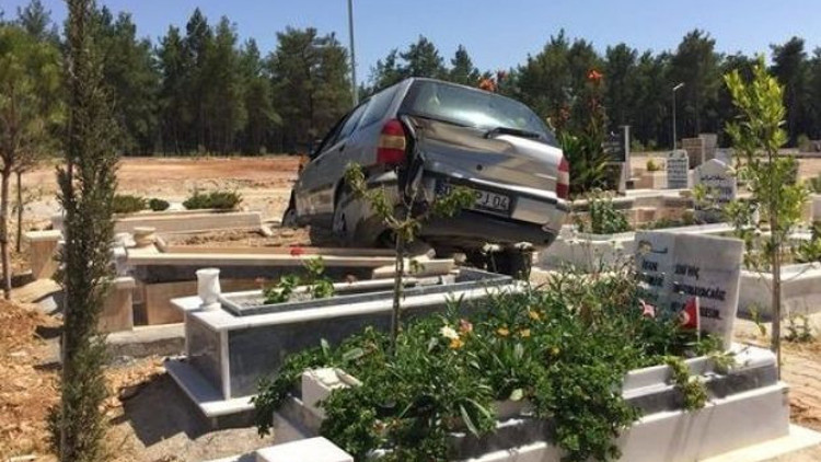 Mezarlıkta şaşkına çeviren olay Mezarlıkta şaşkına çeviren olay