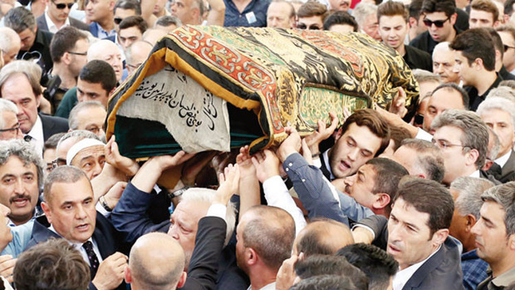 Törene katılanlar cami avlusuna sığmadı Törene katılanlar cami avlusuna sığmadı