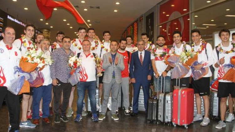 Dünya Şampiyonu olan Okyanus Kolejleri Takımı, yurda döndü