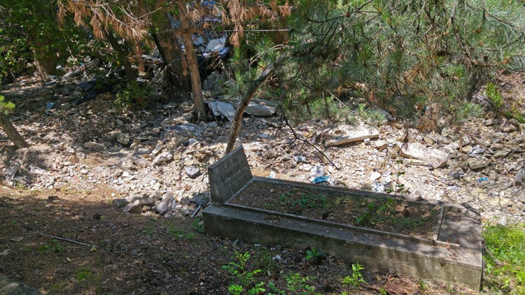 Mezarlığa moloz döktüler