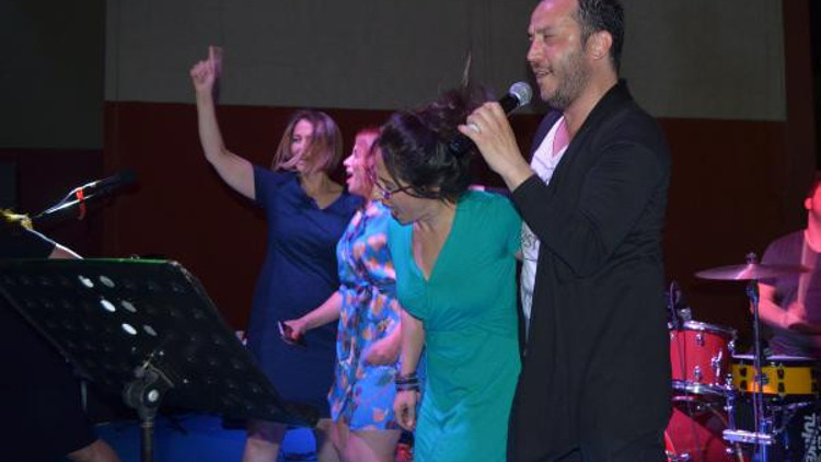 Öğretmenlerden üniversiteye hazırlanan öğrencilere mezuniyet konseri