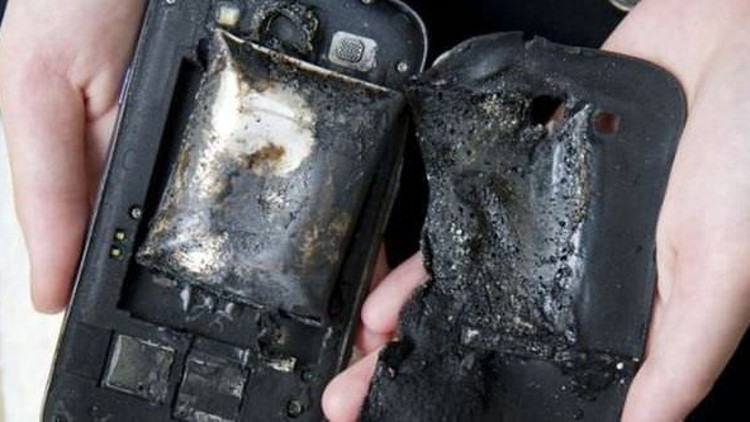 Şarja takılı telefon ünlü CEOnun hayatına mal oldu