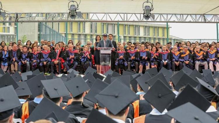 Özyeğin Üniversitesinde mezuniyet heyecanı Özyeğin Üniversitesinde mezuniyet heyecanı