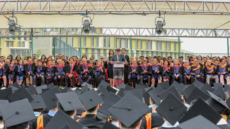 Üniversite mezunlarını verdi