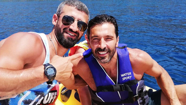 Efsane kaleci Buffon tatil için Bodrumda