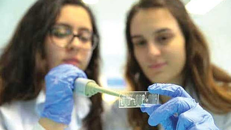 Göğsümüzü kabartan iki genç Göğsümüzü kabartan iki genç