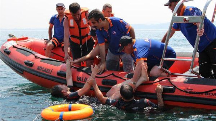 Kocaeli AFAD, Sapanca Gölünde arama kurtarma tatbikatı yaptı