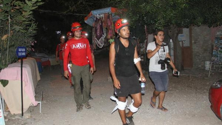 Ormanlık alanda kaybolan 2 turisti AKUT ekibi kurtardı