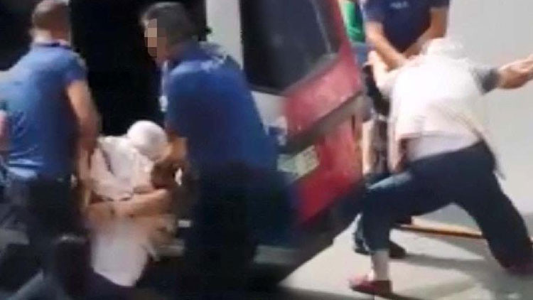 Görüntüler ortaya çıktı 82 yaşındaki adama ters kelepçe ve biber gazı… Görüntüler ortaya çıktı 82 yaşındaki adama ters kelepçe ve biber gazı…