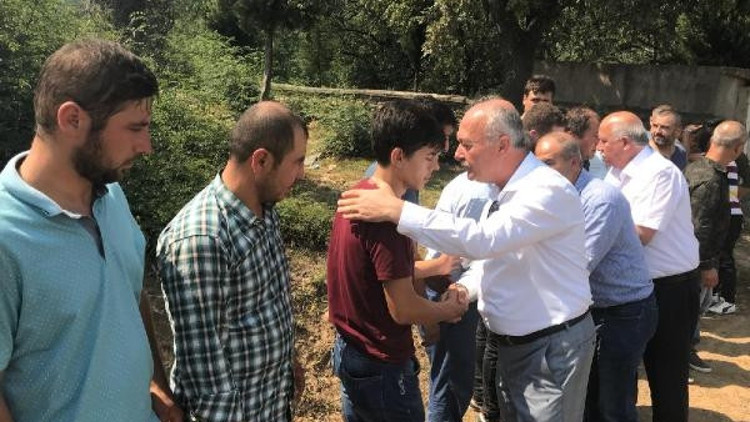 Balıkesirde düğün dönüşü kazada ölen 2 kişi toprağa verildi Balıkesirde düğün dönüşü kazada ölen 2 kişi toprağa verildi
