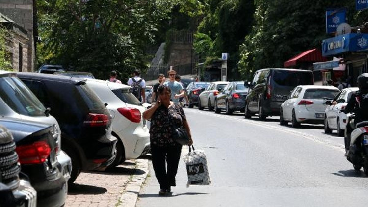 Rumelihisarında kaldırımlar otoparka döndü Rumelihisarında kaldırımlar otoparka döndü