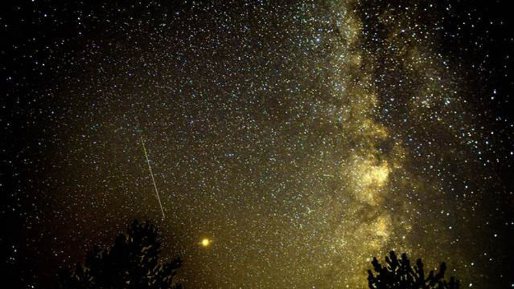 Meteor yağmuru gökyüzünü aydınlattı