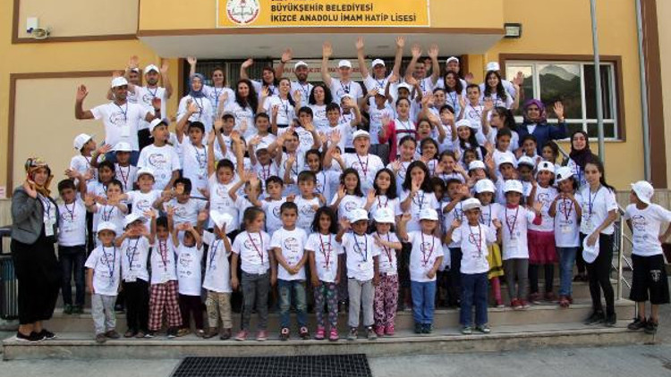 Mevsimlik fındık işçileri bahçede, çocukları yaz okulunda Mevsimlik fındık işçileri bahçede, çocukları yaz okulunda