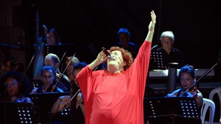 Selda Bağcan Bodrumda konser verdi Selda Bağcan Bodrumda konser verdi