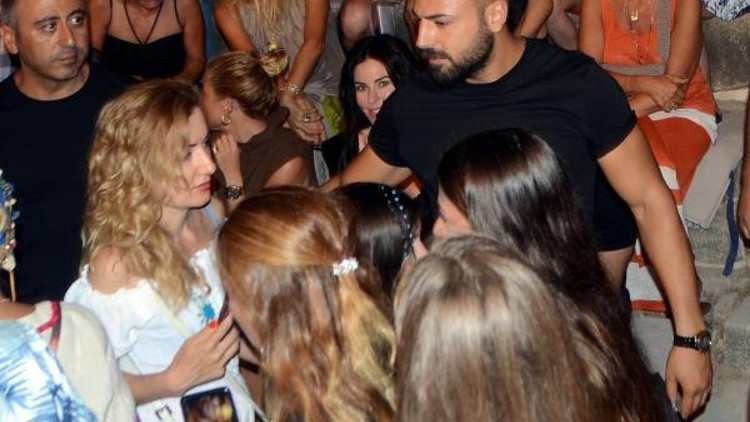 MFÖ konserinde Cem Yılmaz ve Defne Samyeliye büyük ilgi MFÖ konserinde Cem Yılmaz ve Defne Samyeliye büyük ilgi