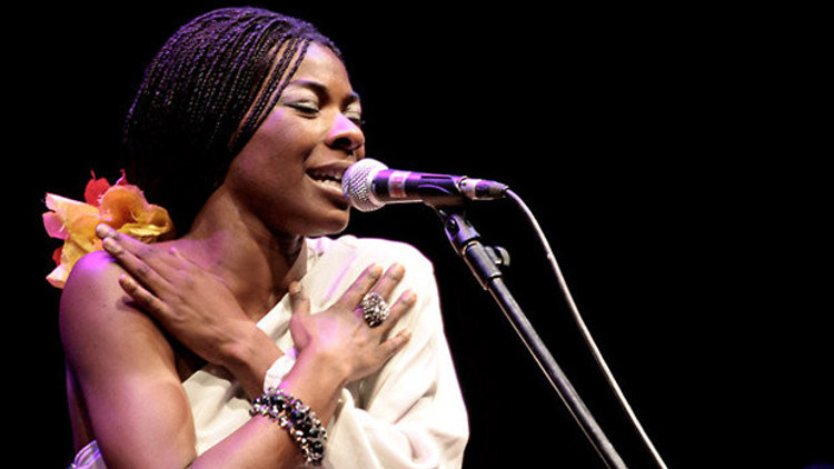 En güzel aşk şarkılarını söyleyecek En güzel aşk şarkılarını söyleyecek