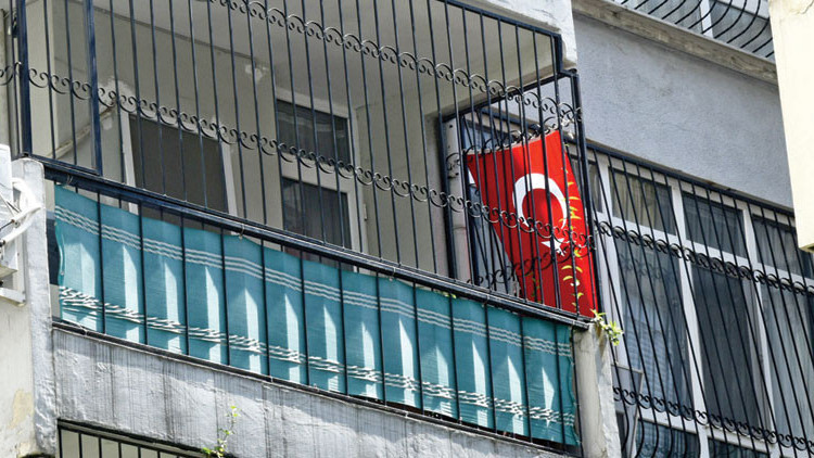 Evine Türk bayrağı astı Evine Türk bayrağı astı