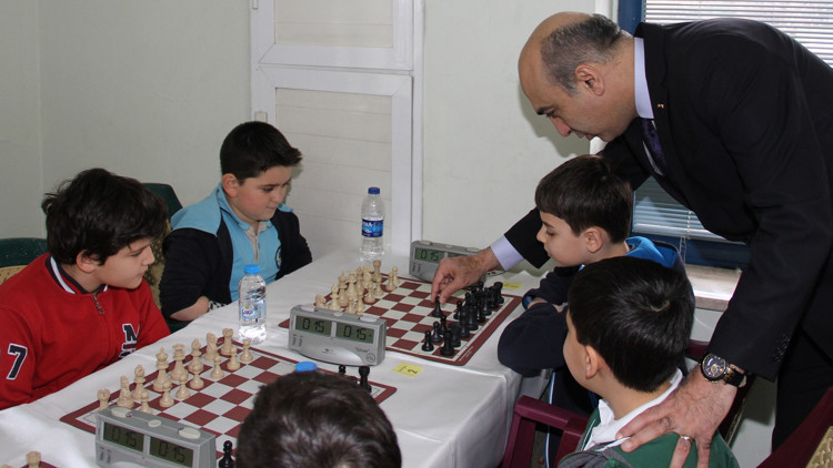 Sokakta satranç var