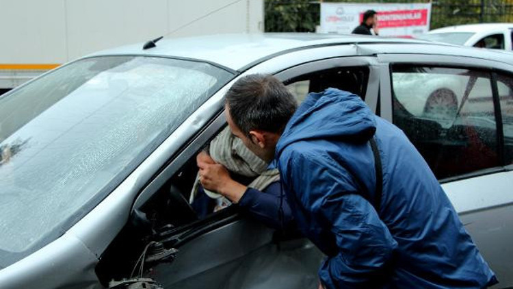 Kazaya yardım etmek istedi, aracı kullanan eşi çıktı Kazaya yardım etmek istedi, aracı kullanan eşi çıktı