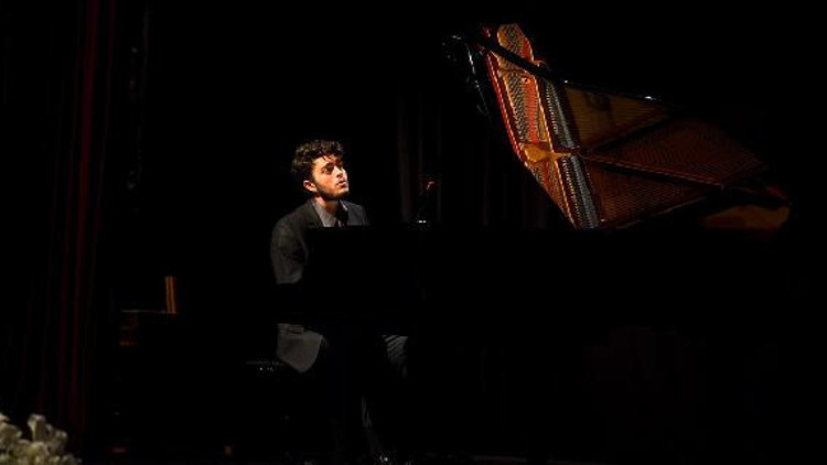 Genç piyanist Utku Asan Almanya yolcusu