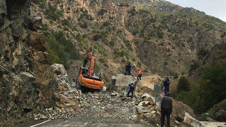 Şiddetli yağış sonrası karayolu ulaşıma kapandı Şiddetli yağış sonrası karayolu ulaşıma kapandı