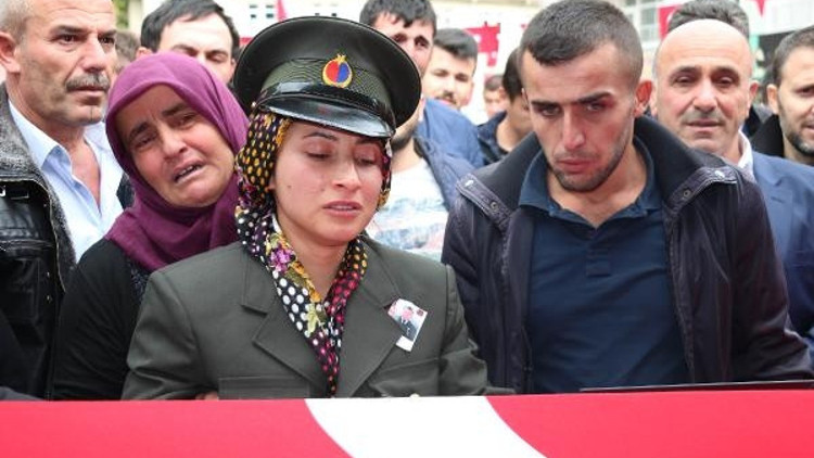 Şehit nişanlısını askeri üniformasıyla uğurladı