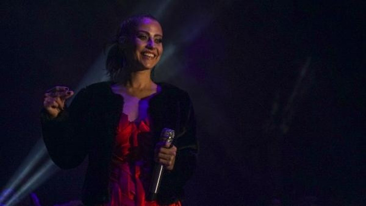 Derya Uluğdan sevenlerine albüm ve single müjdesi Derya Uluğdan sevenlerine albüm ve single müjdesi