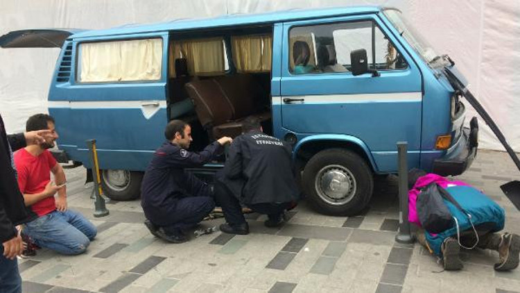 İstiklal Caddesinde kedi kurtarma operasyonu
