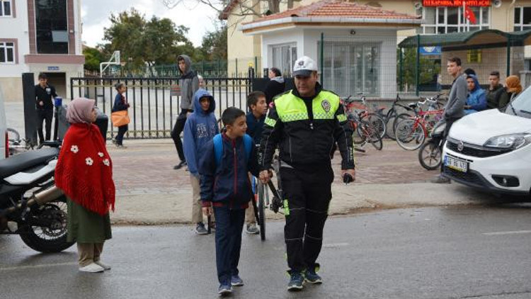 Trafik polislerinden örnek davranış