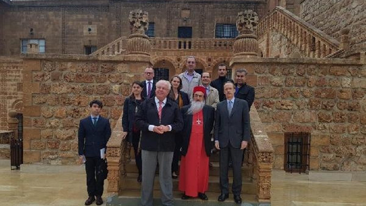 Alman ve Fransız Büyükelçiler Mardinde tarihi Manastırı gezdi Alman ve Fransız Büyükelçiler Mardinde tarihi Manastırı gezdi