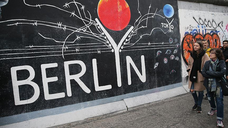 Berlin Utanç duvarı 29 yıl önce yıkıldı Berlin Utanç duvarı 29 yıl önce yıkıldı
