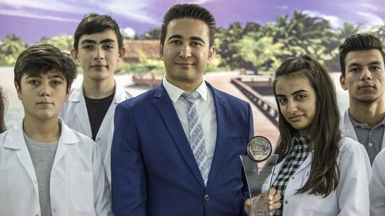Kız öğrencileri bilişimle buluşturdu, ‘küresel öğretmen ödülü’ kazandı