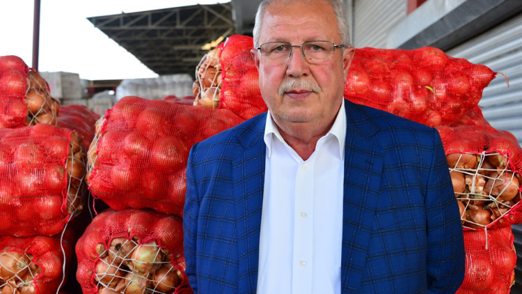Adana sebze halinde soğanın kilosu 2,5 TL Adana sebze halinde soğanın kilosu 2,5 TL