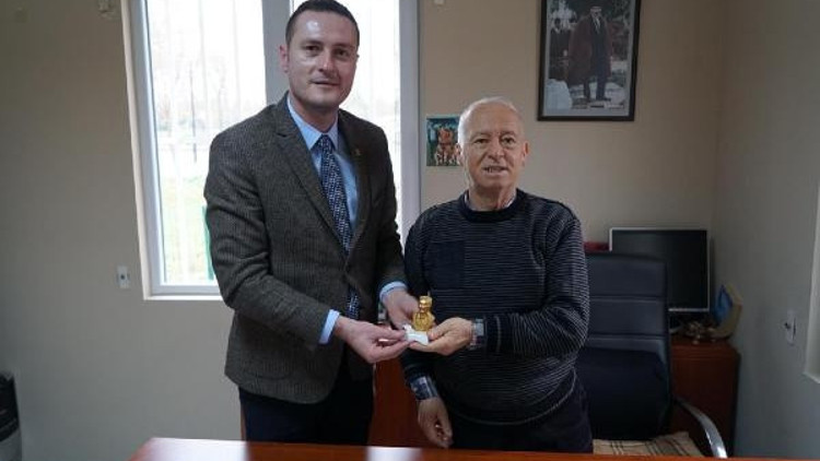 2 bin Atatürk büstü dağıttı