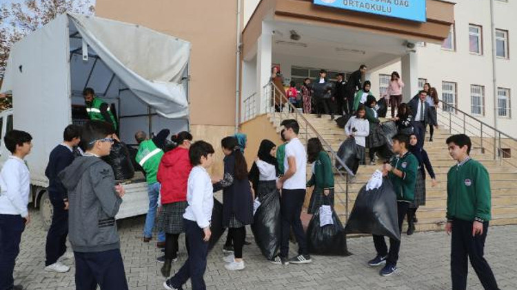 Hayır Çarşısına öğrencilerden kıyafet yardımı
