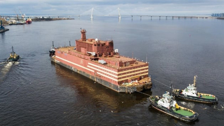 Dünyanın tek yüzer nükleer güç santralinin ilk ünitesi hizmete girdi Dünyanın tek yüzer nükleer güç santralinin ilk ünitesi hizmete girdi