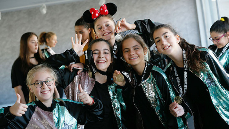 İzmirli minik dansçılar Paris’ten dereceyle döndü