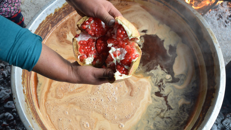 Aksekili kadınların nar ekşisi mesaisi